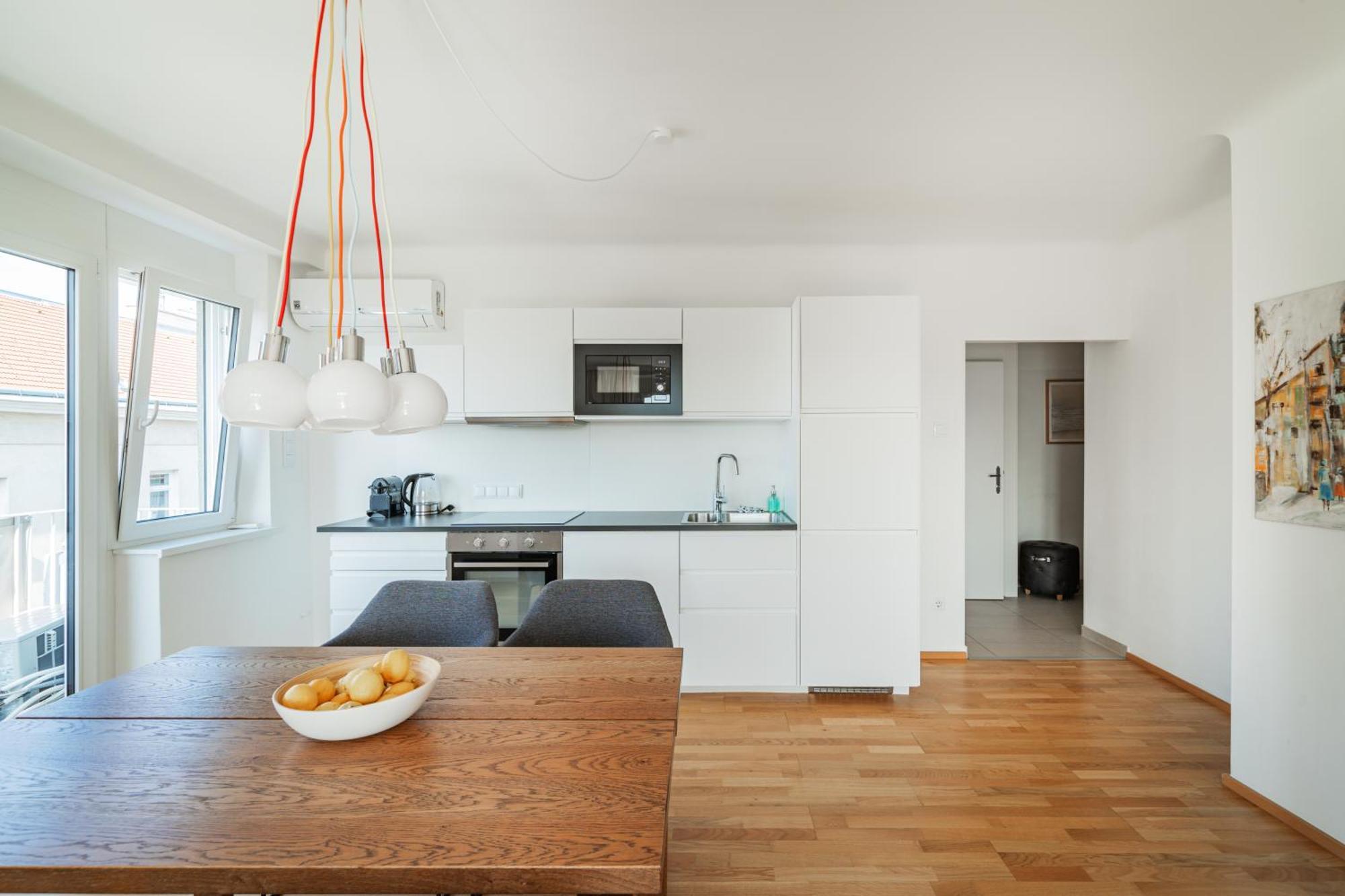 Central 60m2 10 Min Walk From Main Station Appartamento